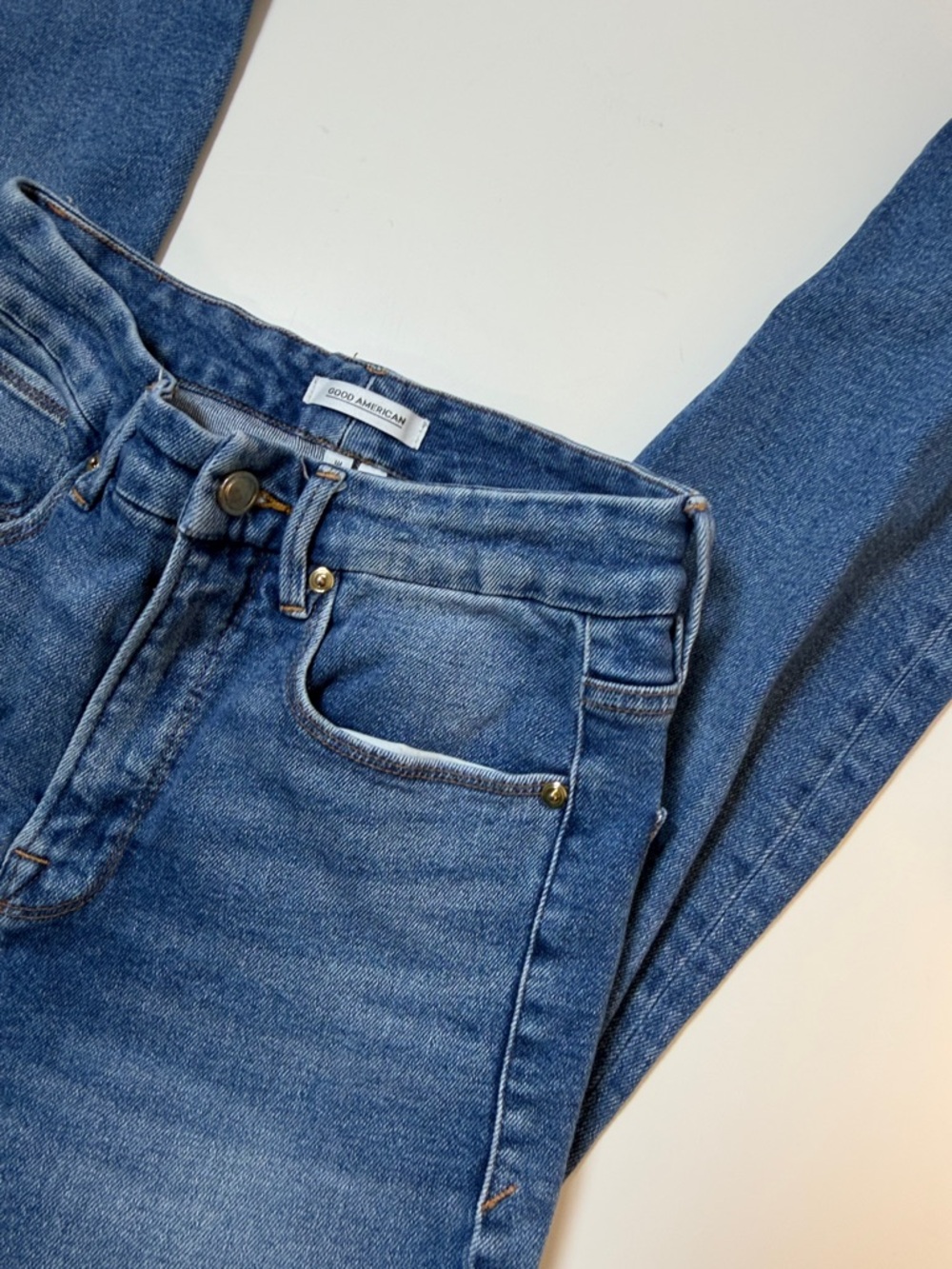 Good‎ American Medium Blue High-Rise Slim Jeans - Picture 4 of 5
